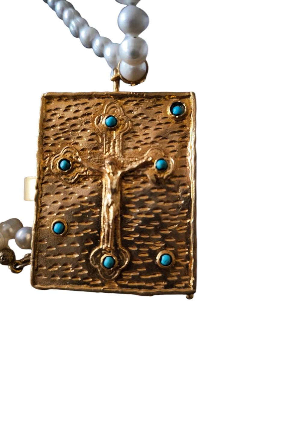 Collana artigianale Made in Italy con libro sacro, Cristo in rilievo e pietre turchesi naturali