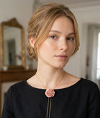 Collana con rosa vera resinata e montatura in bronzo galvanizzato oro 24k