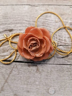 Collana con rosa vera resinata e montatura in bronzo galvanizzato oro 24k