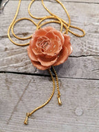 Collana con rosa vera resinata e montatura in bronzo galvanizzato oro 24k