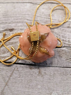 Collana con rosa vera resinata e montatura in bronzo galvanizzato oro 24k