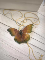 Collana saliscendi con vera farfalla in resina e finitura in oro su bronzo