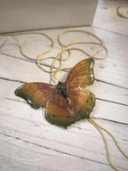 Collana saliscendi con vera farfalla in resina e finitura in oro su bronzo