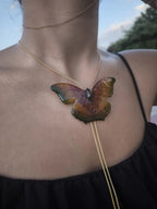 Collana saliscendi con vera farfalla in resina e finitura in oro su bronzo