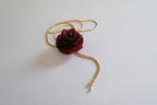 Collana saliscendi in oro galvanizzato con vera rosa rossa naturale inglobata in resina