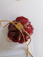 Collana saliscendi in oro galvanizzato con vera rosa rossa naturale inglobata in resina