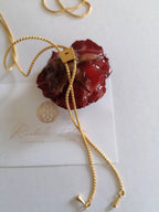 Collana saliscendi in oro galvanizzato con vera rosa rossa naturale inglobata in resina