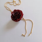 Collana saliscendi in oro galvanizzato con vera rosa rossa naturale inglobata in resina