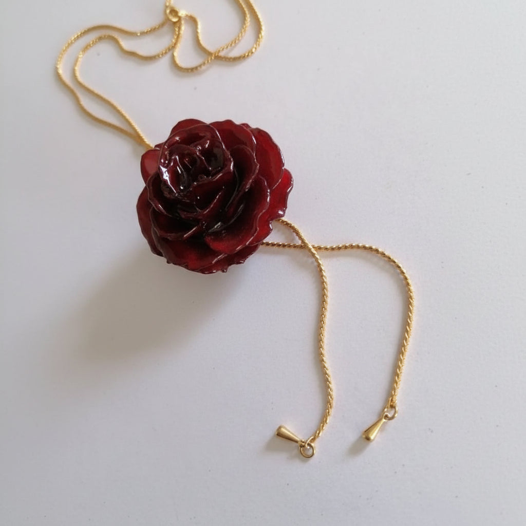 Collana saliscendi in oro galvanizzato con vera rosa rossa naturale inglobata in resina
