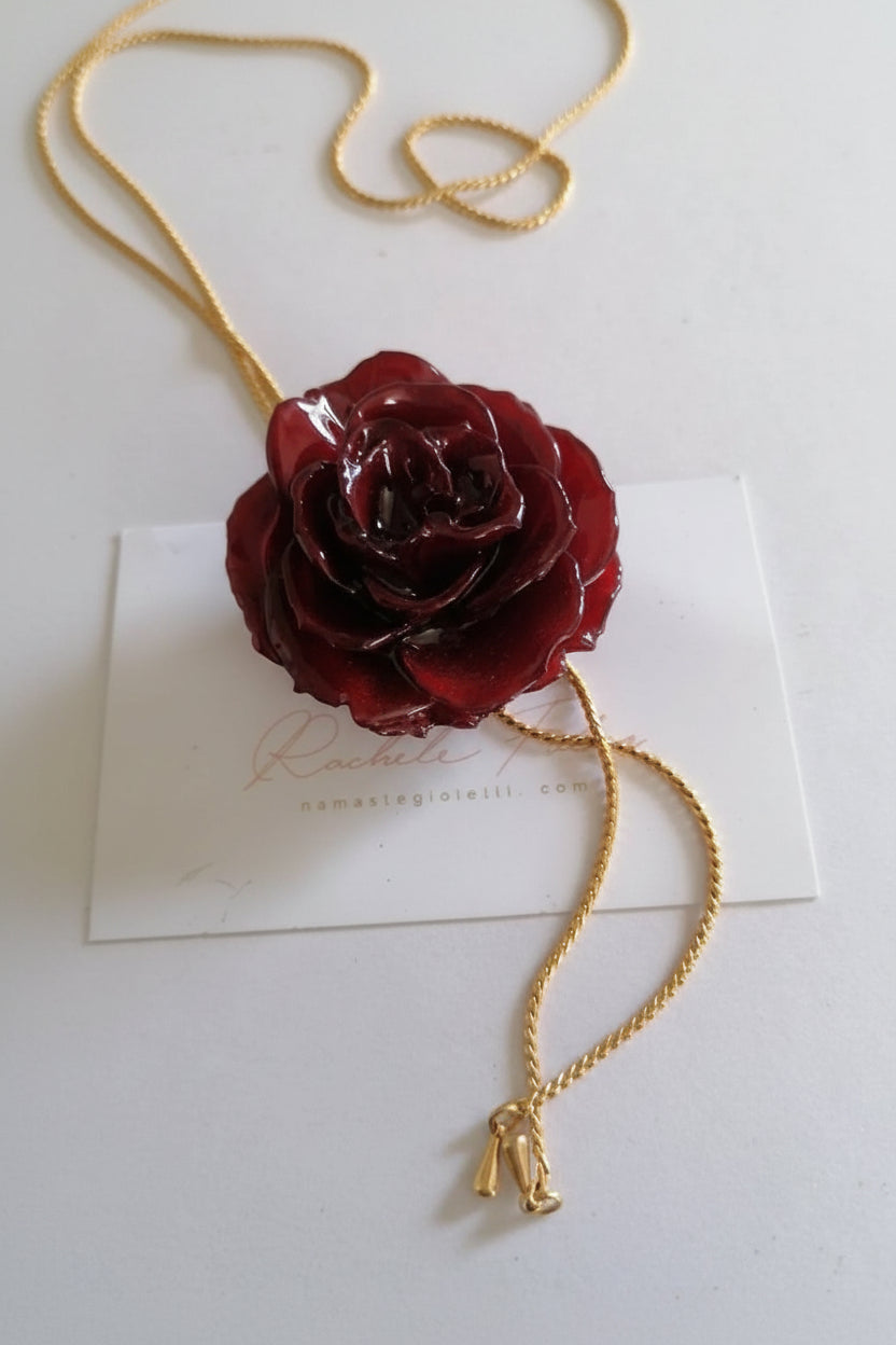 Collana saliscendi in oro galvanizzato con vera rosa rossa naturale inglobata in resina