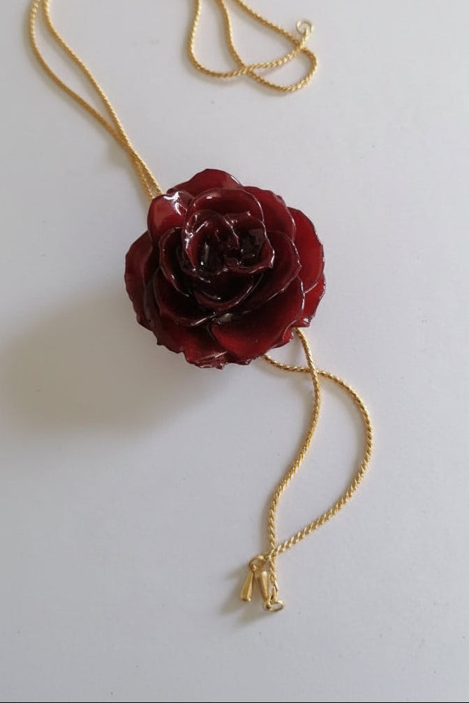 Collana saliscendi in oro galvanizzato con vera rosa rossa naturale inglobata in resina