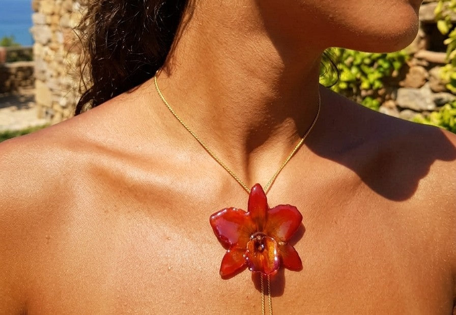collana orchidea arancio rossa resina saliscendi oro galvanizzato elegante