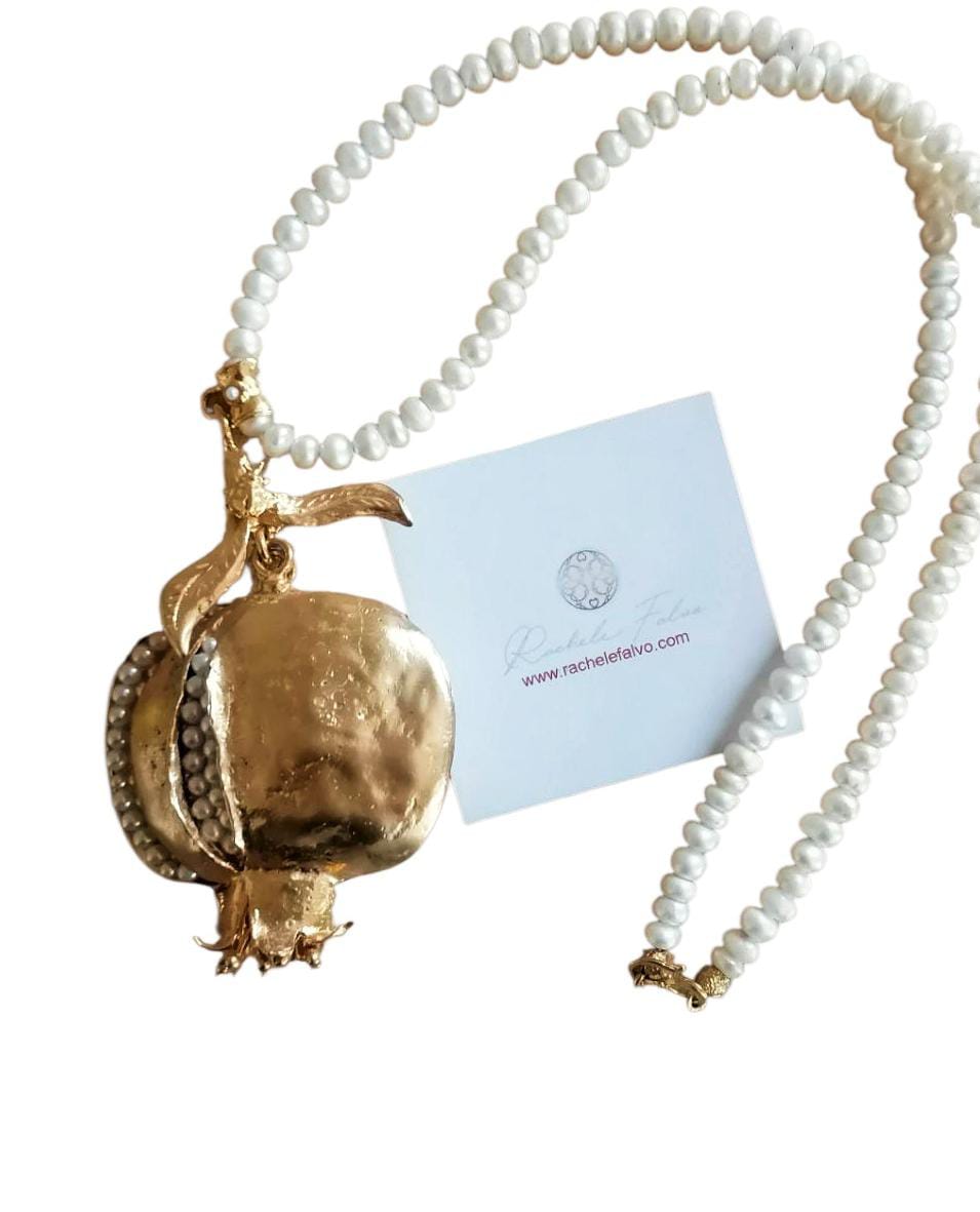 Gioiello artigianale italiano a forma di melagrano con perle naturali e bronzo dorato opaco
