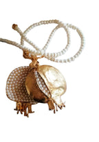 Gioiello artigianale italiano a forma di melagrano con perle naturali e bronzo dorato opaco