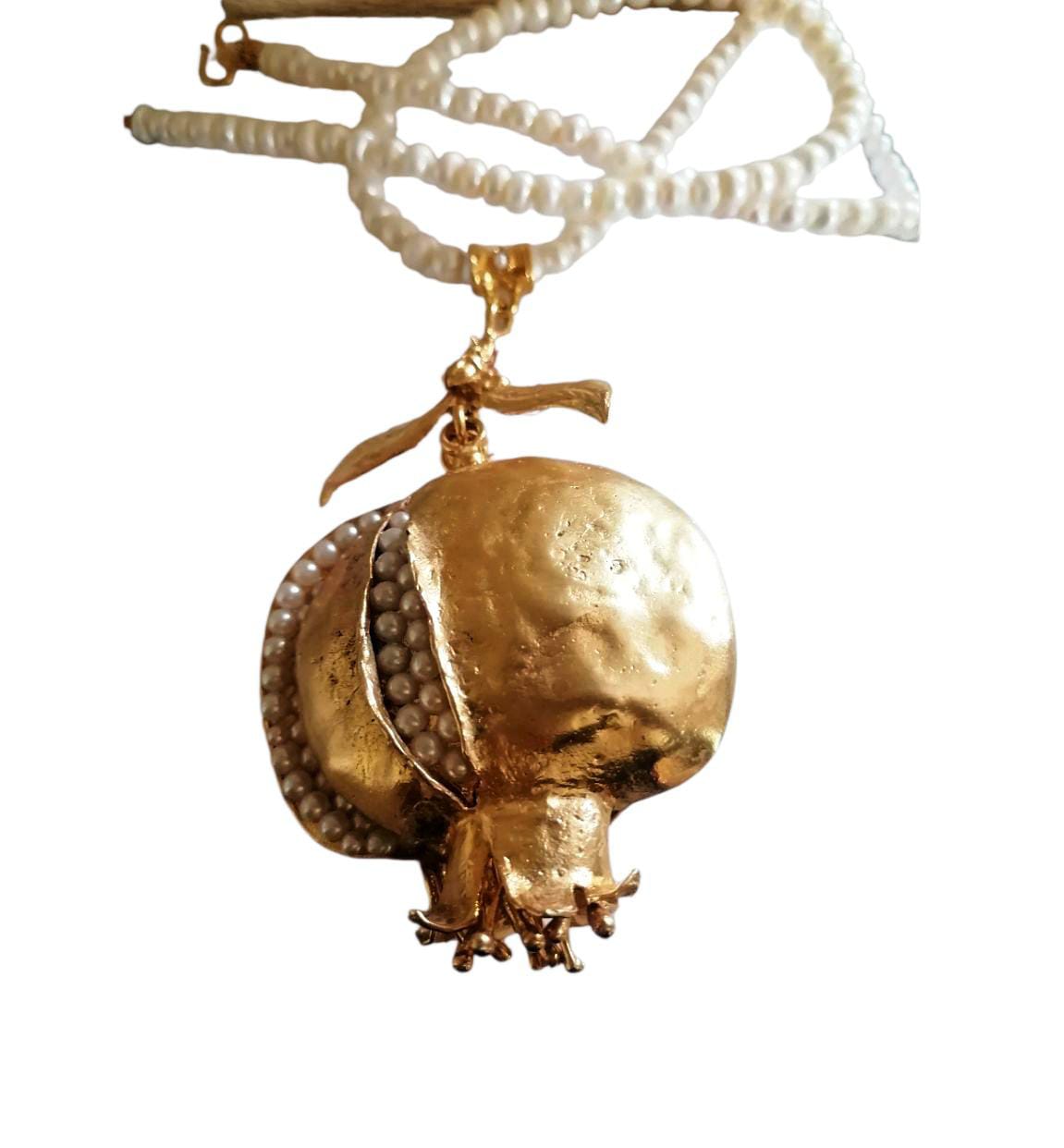 Gioiello artigianale italiano a forma di melagrano con perle naturali e bronzo dorato opaco