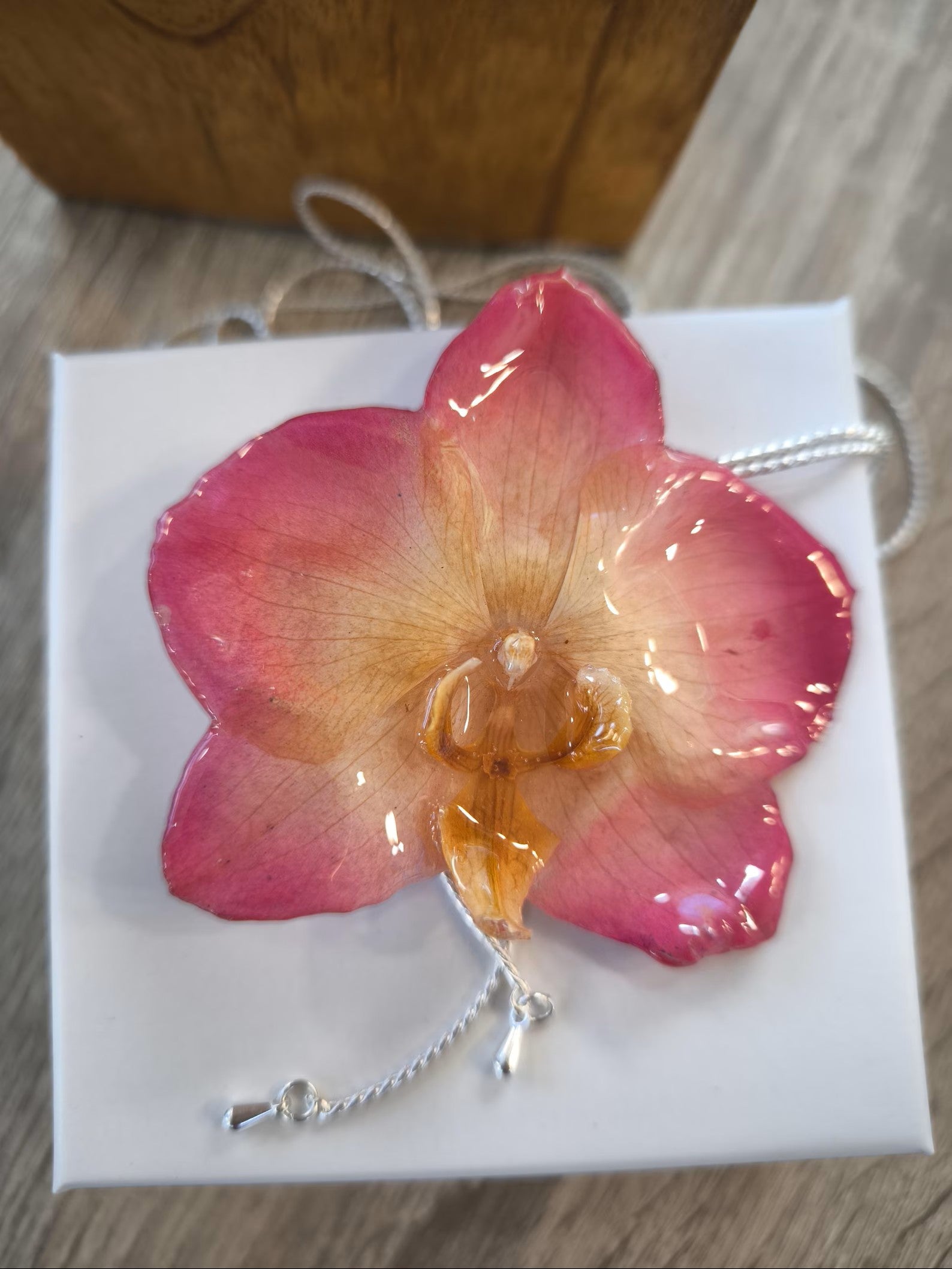 Collana regolabile in argento con ciondolo orchidea bicolore