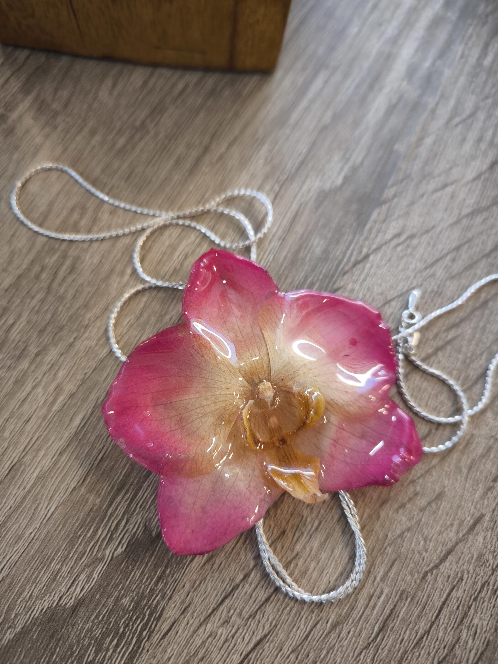 Collana regolabile in argento con ciondolo orchidea bicolore