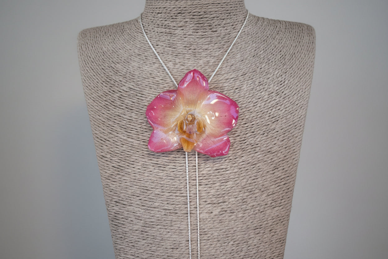 Collana regolabile in argento con ciondolo orchidea bicolore