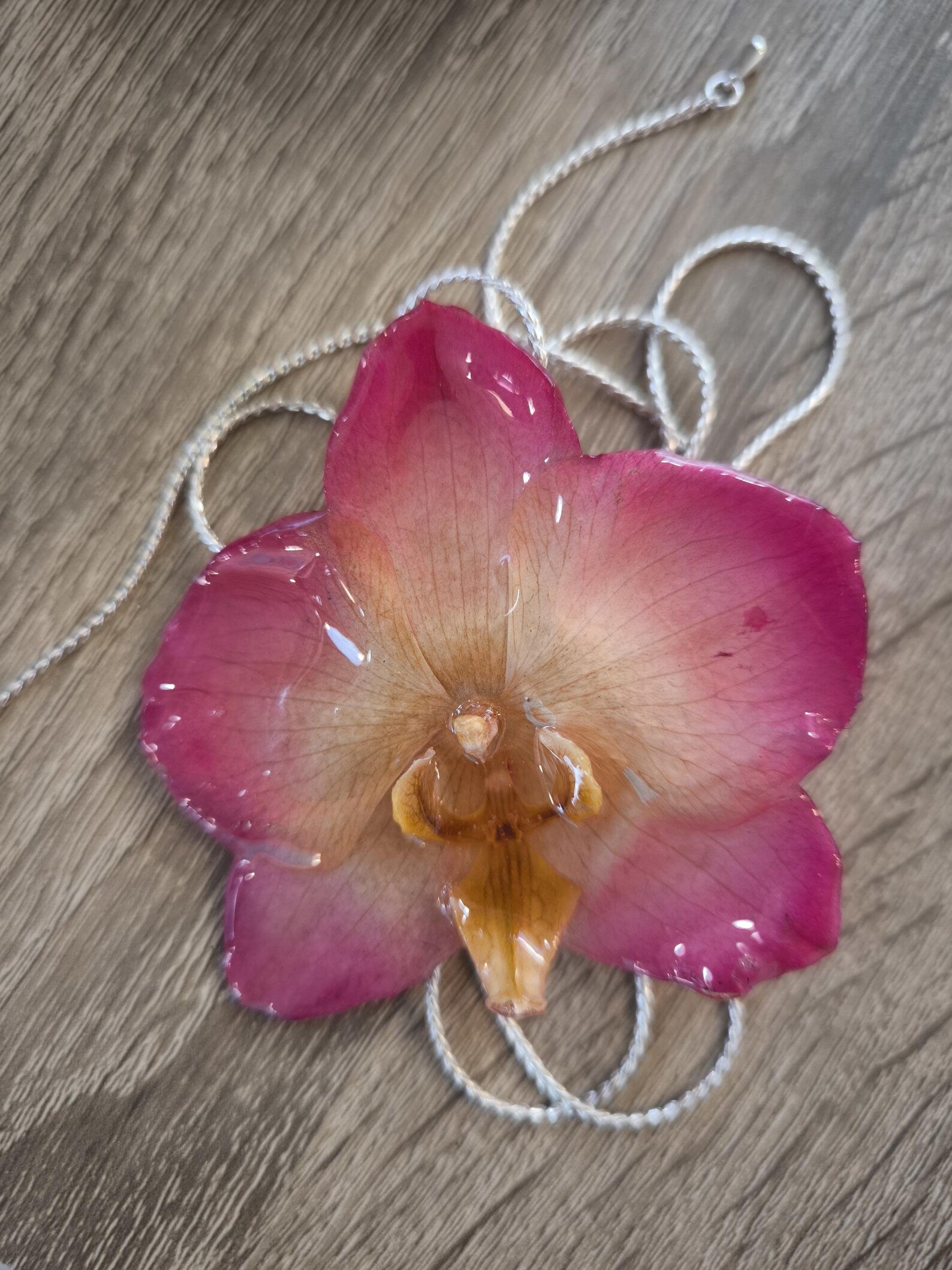 Collana regolabile in argento con ciondolo orchidea bicolore