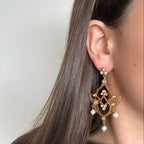 Orecchini artigianali in oro opaco su bronzo con perle naturali eleganti