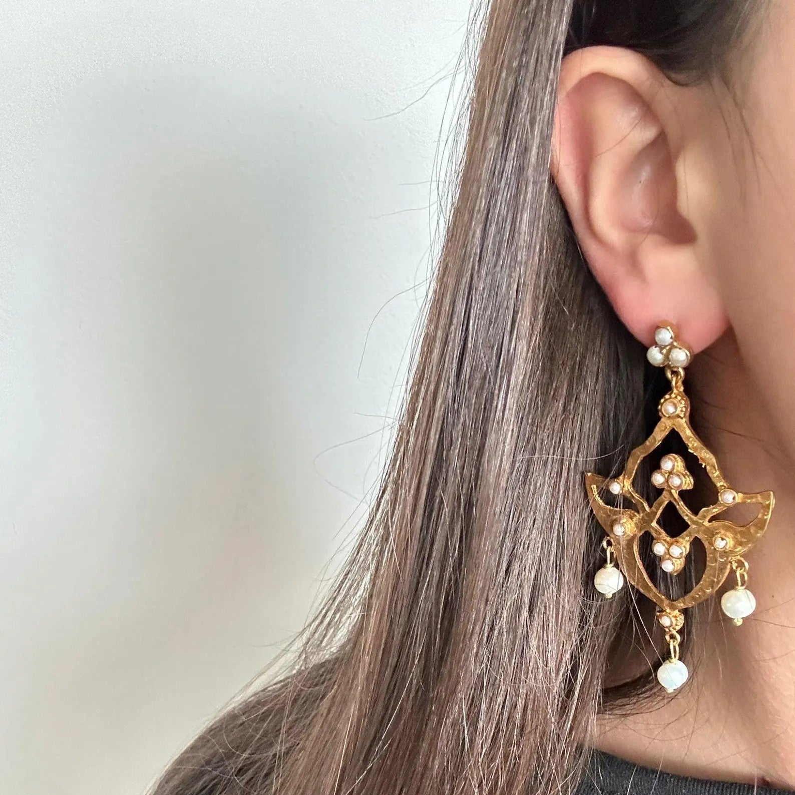 Orecchini artigianali in oro opaco su bronzo con perle naturali eleganti
