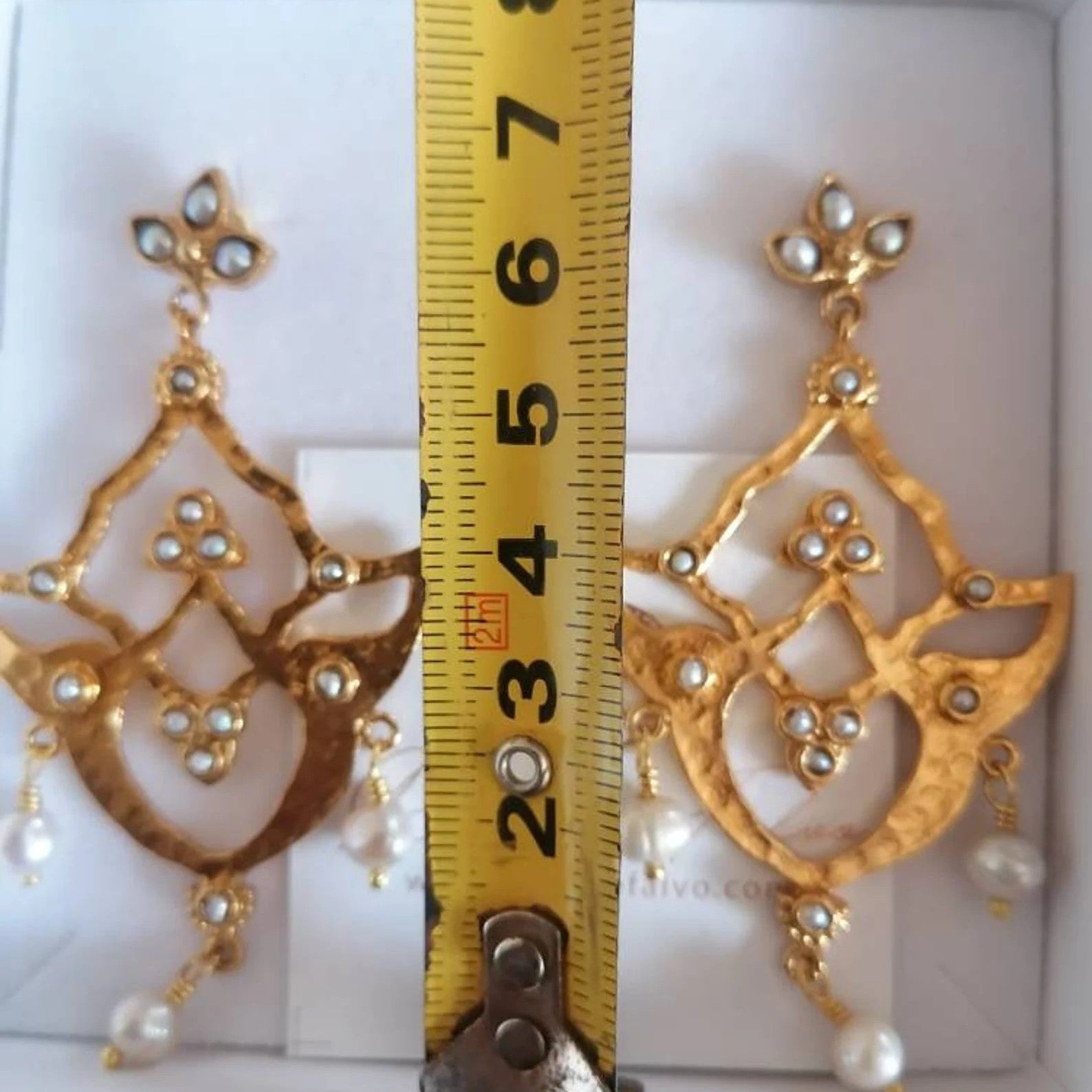 Orecchini artigianali in oro opaco su bronzo con perle naturali eleganti