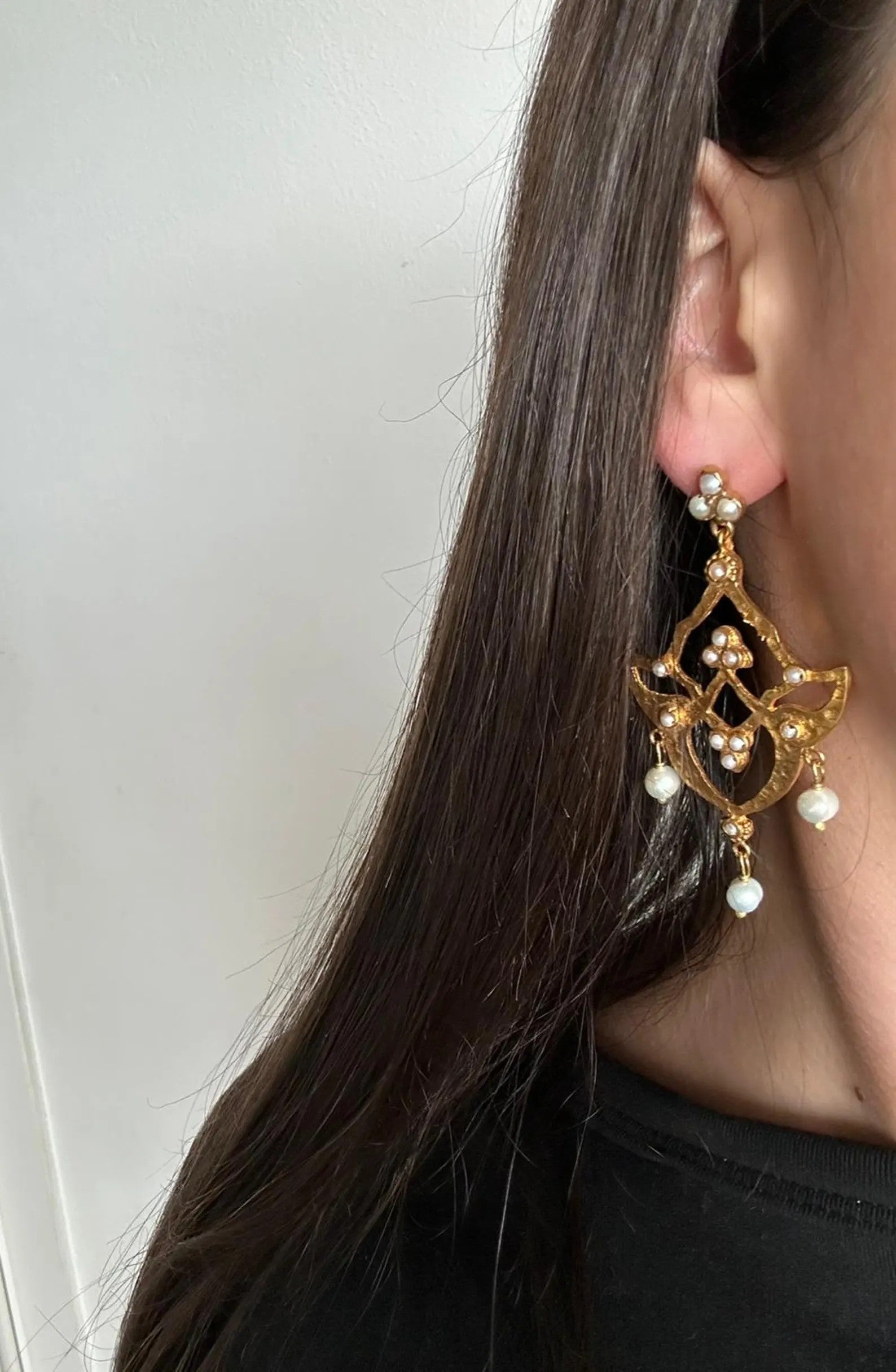 Orecchini artigianali in oro opaco su bronzo con perle naturali eleganti