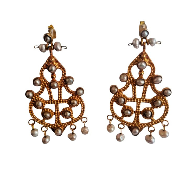Orecchini artigianali in oro opaco su bronzo con perle naturali – gioielli eleganti Made in Italy