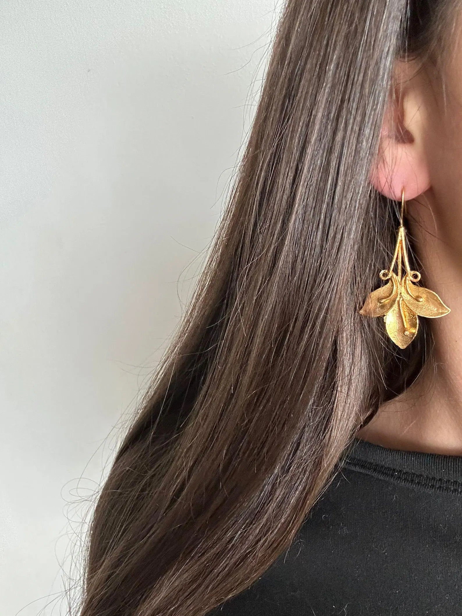 Orecchini artigianali in oro opaco galvanizzato su bronzo leggeri ed eleganti
