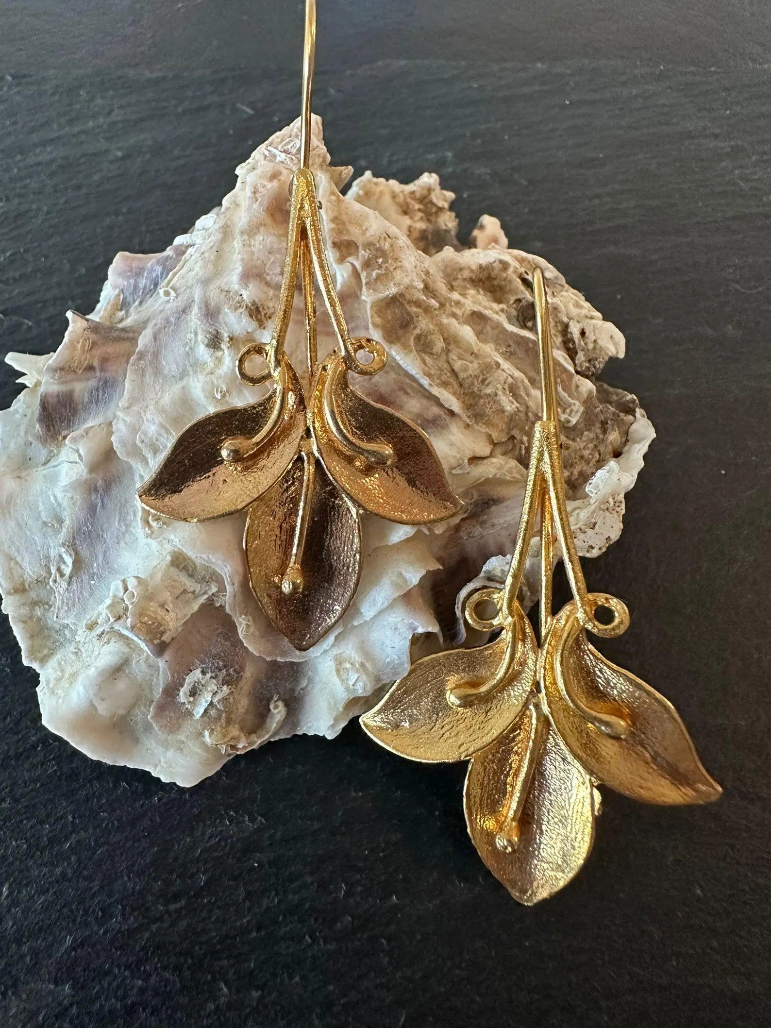 Orecchini artigianali in oro opaco galvanizzato su bronzo leggeri ed eleganti
