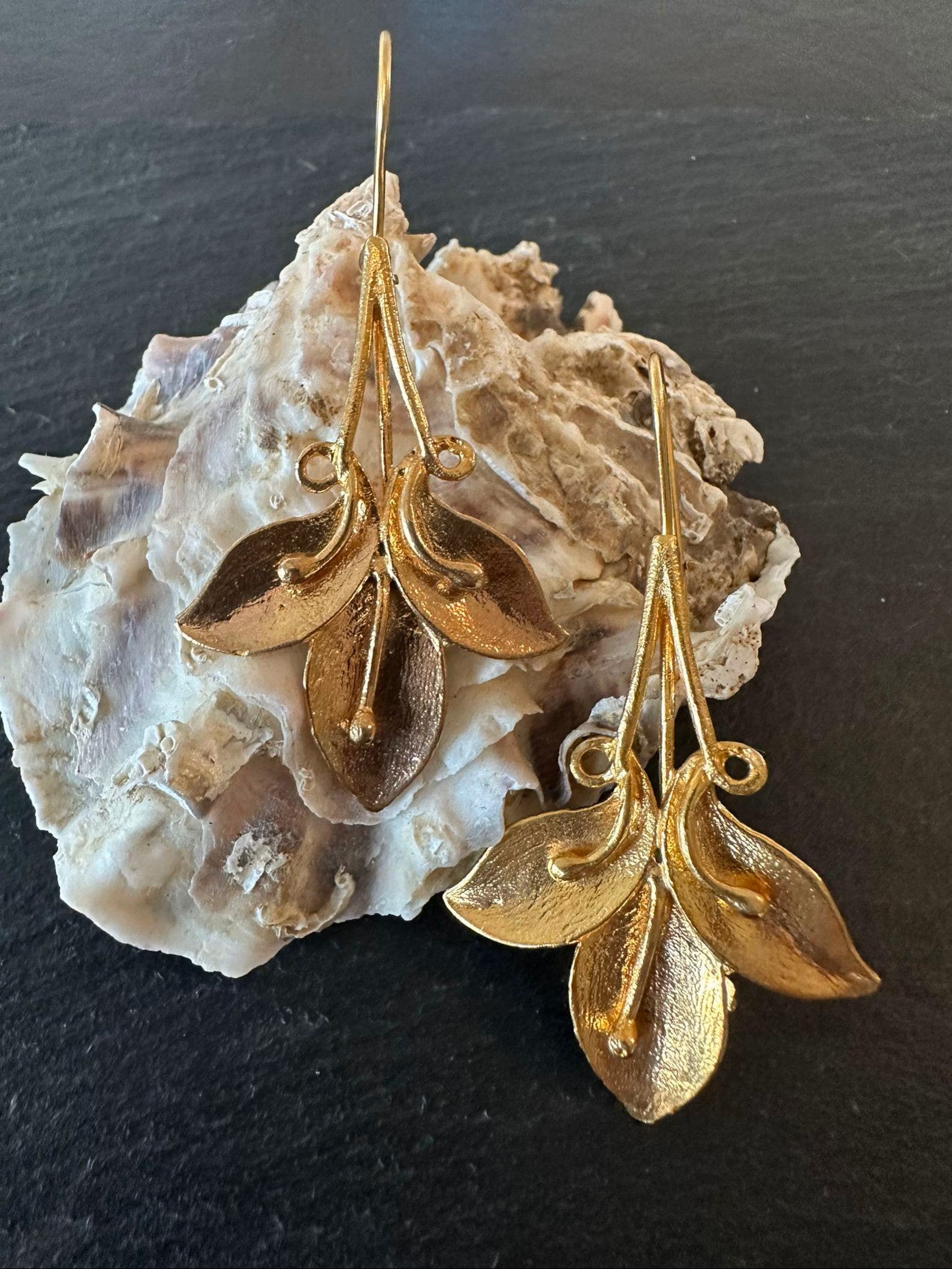 Orecchini artigianali in oro opaco galvanizzato su bronzo leggeri ed eleganti