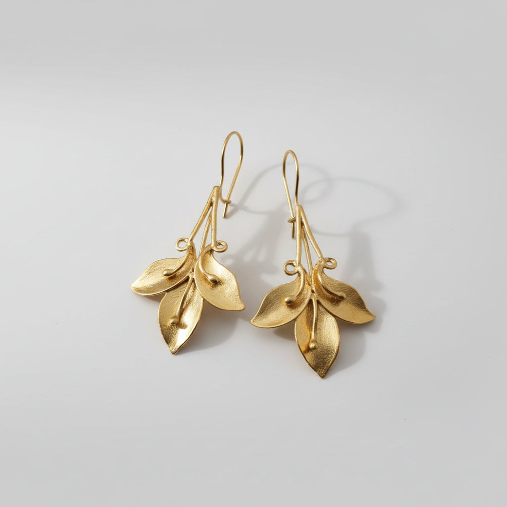 Orecchini artigianali in oro opaco galvanizzato su bronzo leggeri ed eleganti