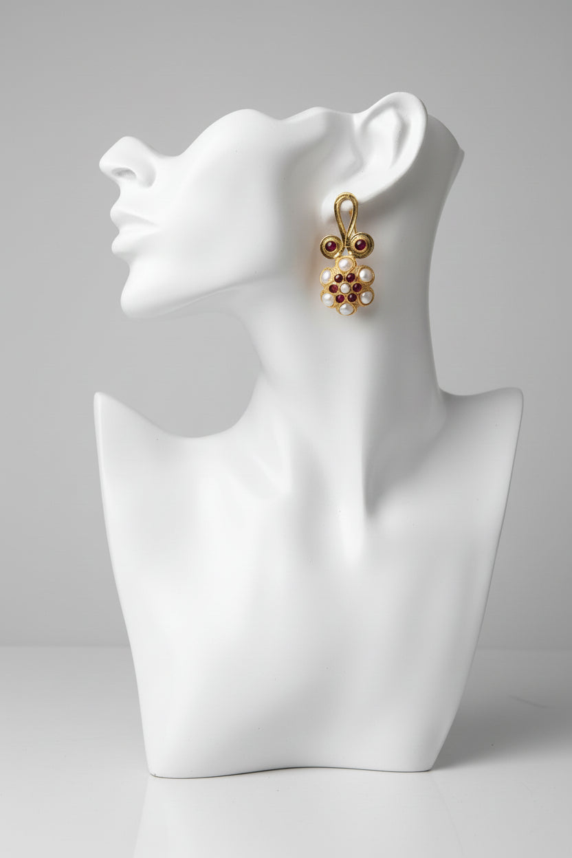 Orecchini stile Bizantino in oro su bronzo con perle naturali e granati rossi