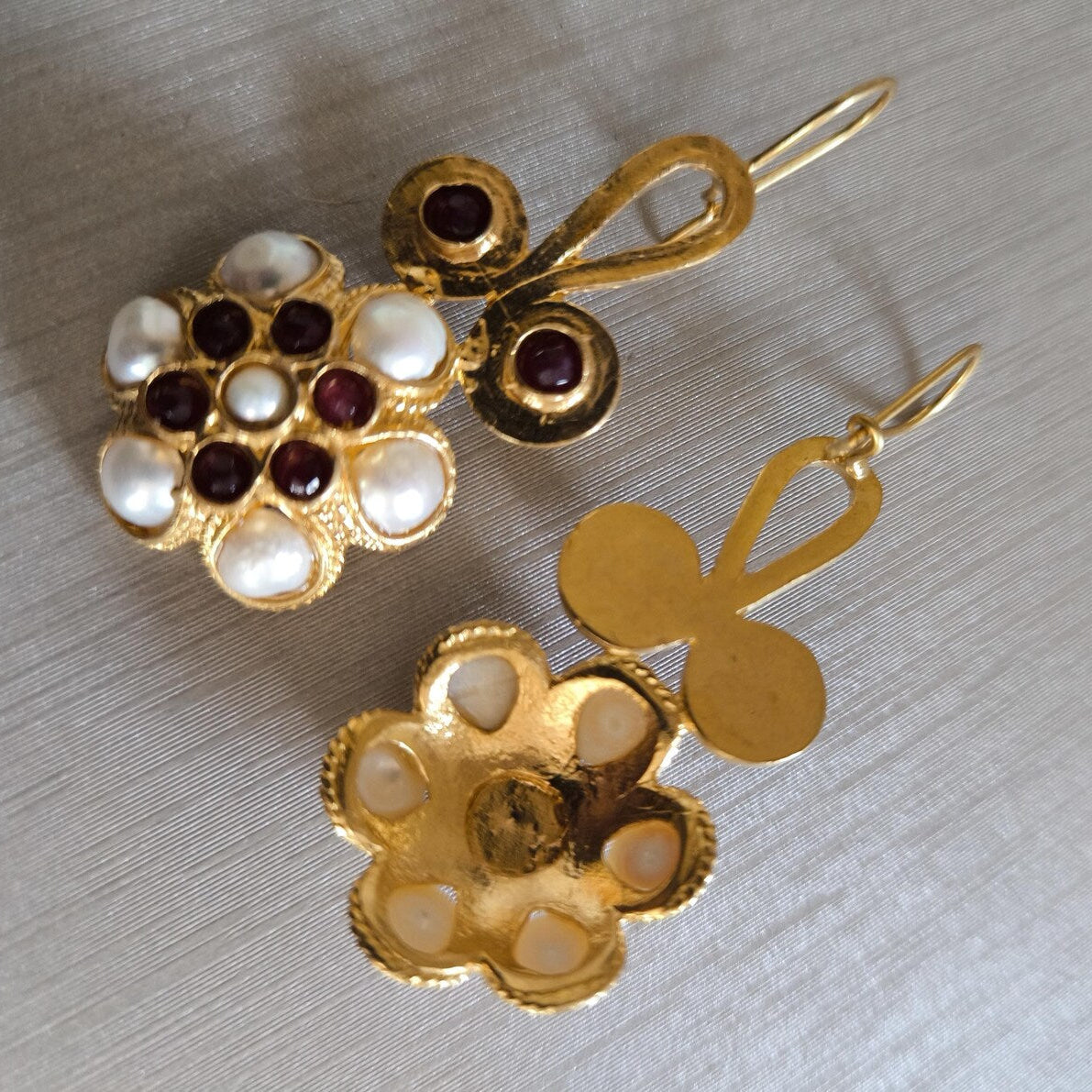 Orecchini stile Bizantino in oro su bronzo con perle naturali e granati rossi