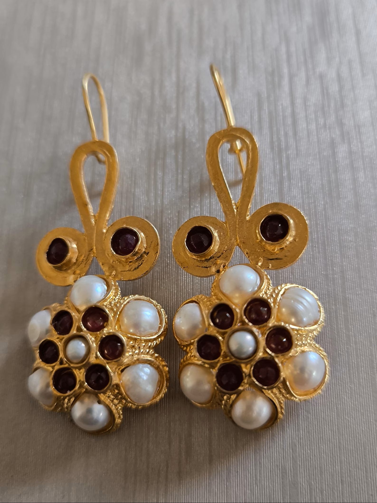 Orecchini stile Bizantino in oro su bronzo con perle naturali e granati rossi