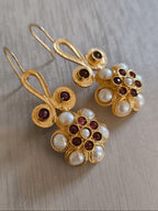 Orecchini stile Bizantino in oro su bronzo con perle naturali e granati rossi