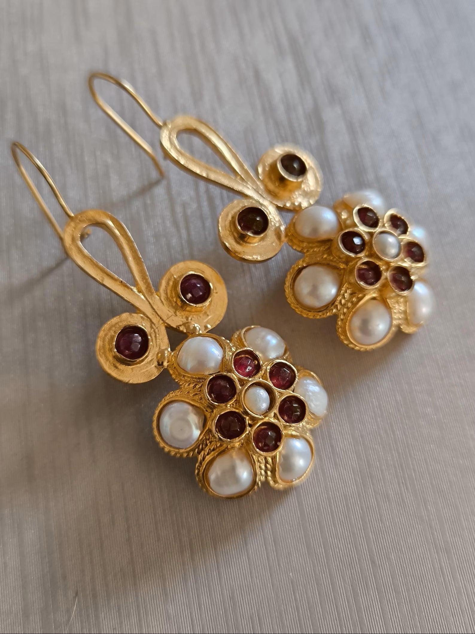 Orecchini stile Bizantino in oro su bronzo con perle naturali e granati rossi