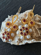 Orecchini stile Bizantino in oro su bronzo con perle naturali e granati rossi