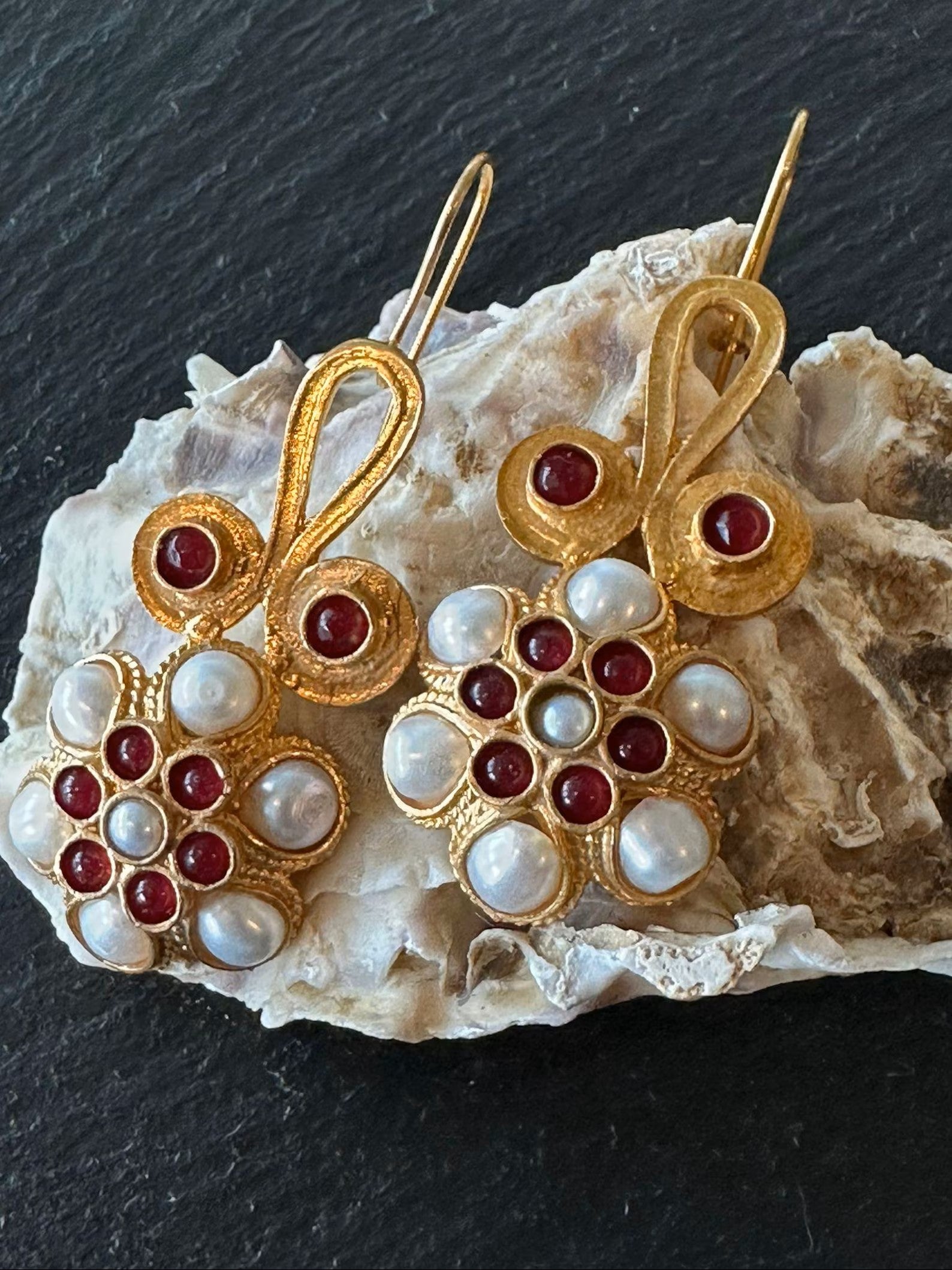 Orecchini stile Bizantino in oro su bronzo con perle naturali e granati rossi