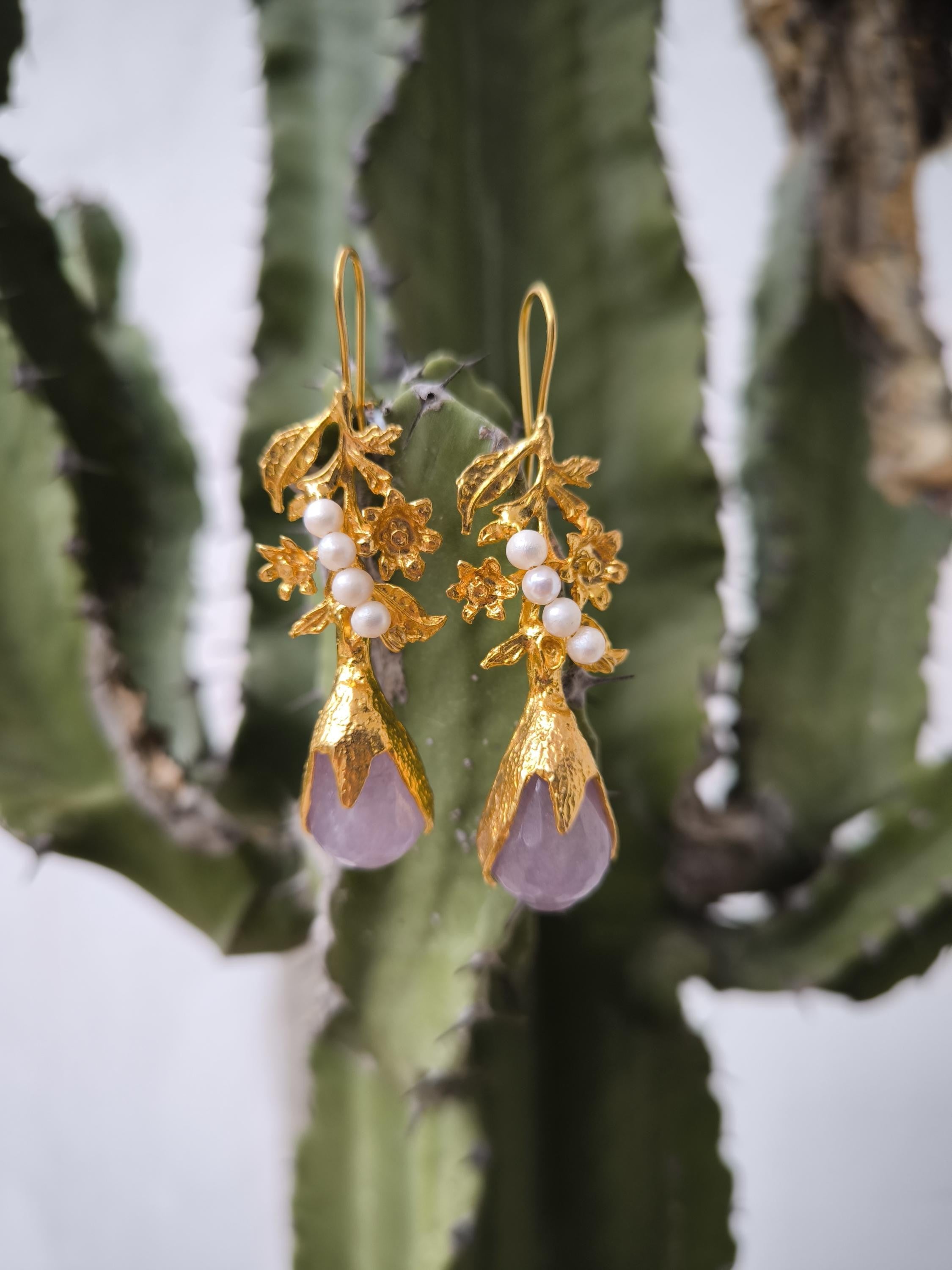 Orecchini artigianali in oro su bronzo ispirati ai gioielli etruschi con perle naturali e ametiste viola sfaccettate