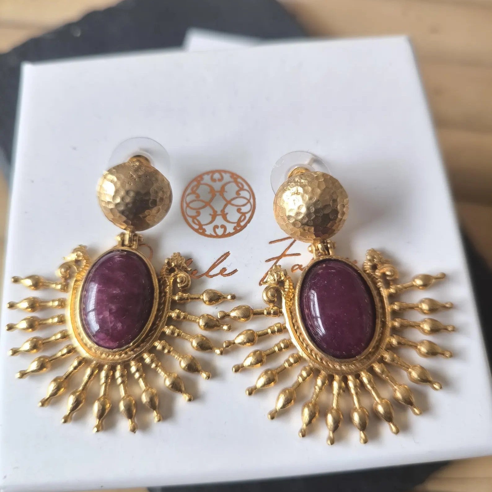 Orecchini stile etrusco in oro galvanizzato su bronzo con diaspri rossi Imperiali naturali