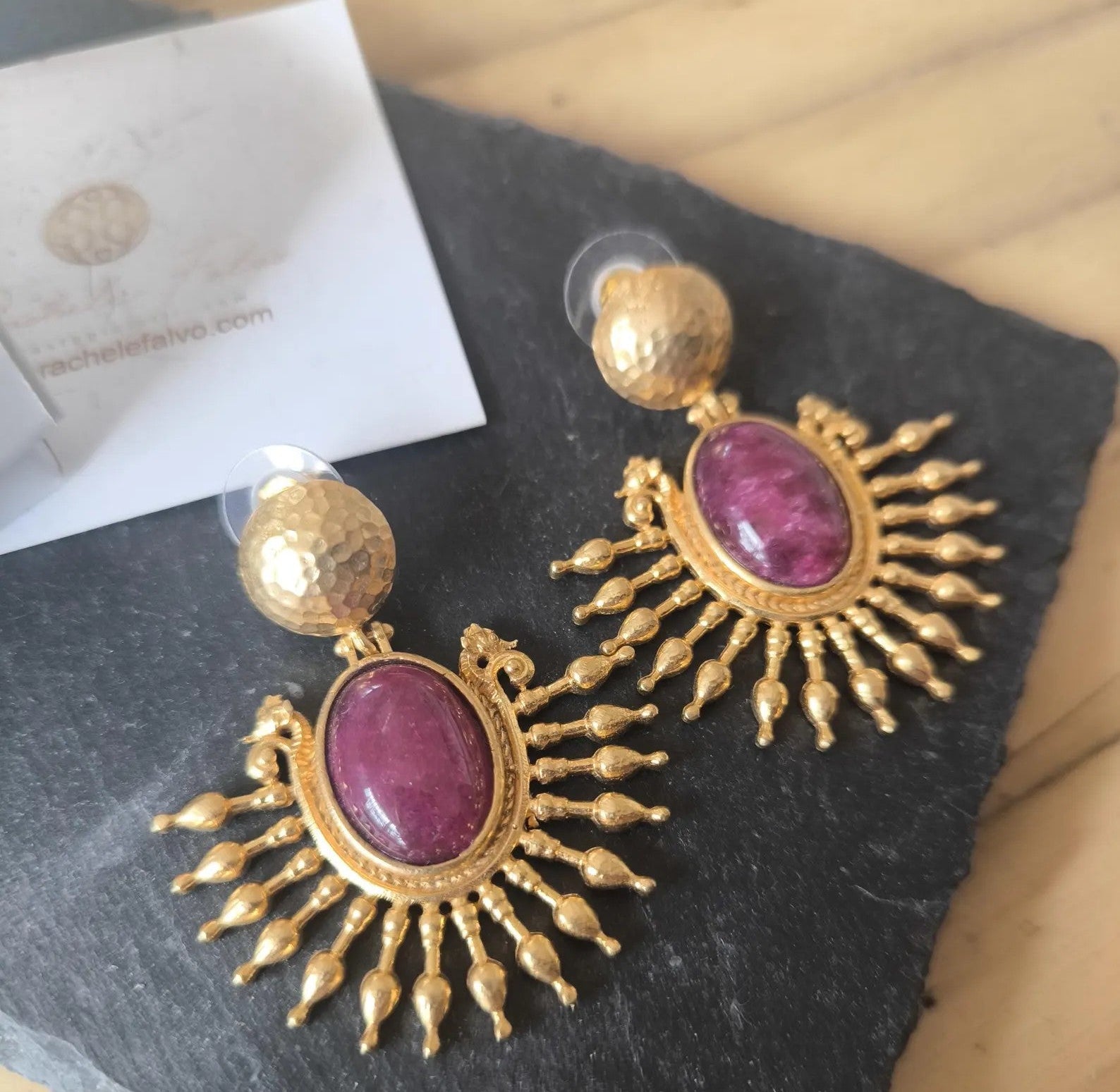 Orecchini stile etrusco in oro galvanizzato su bronzo con diaspri rossi Imperiali naturali