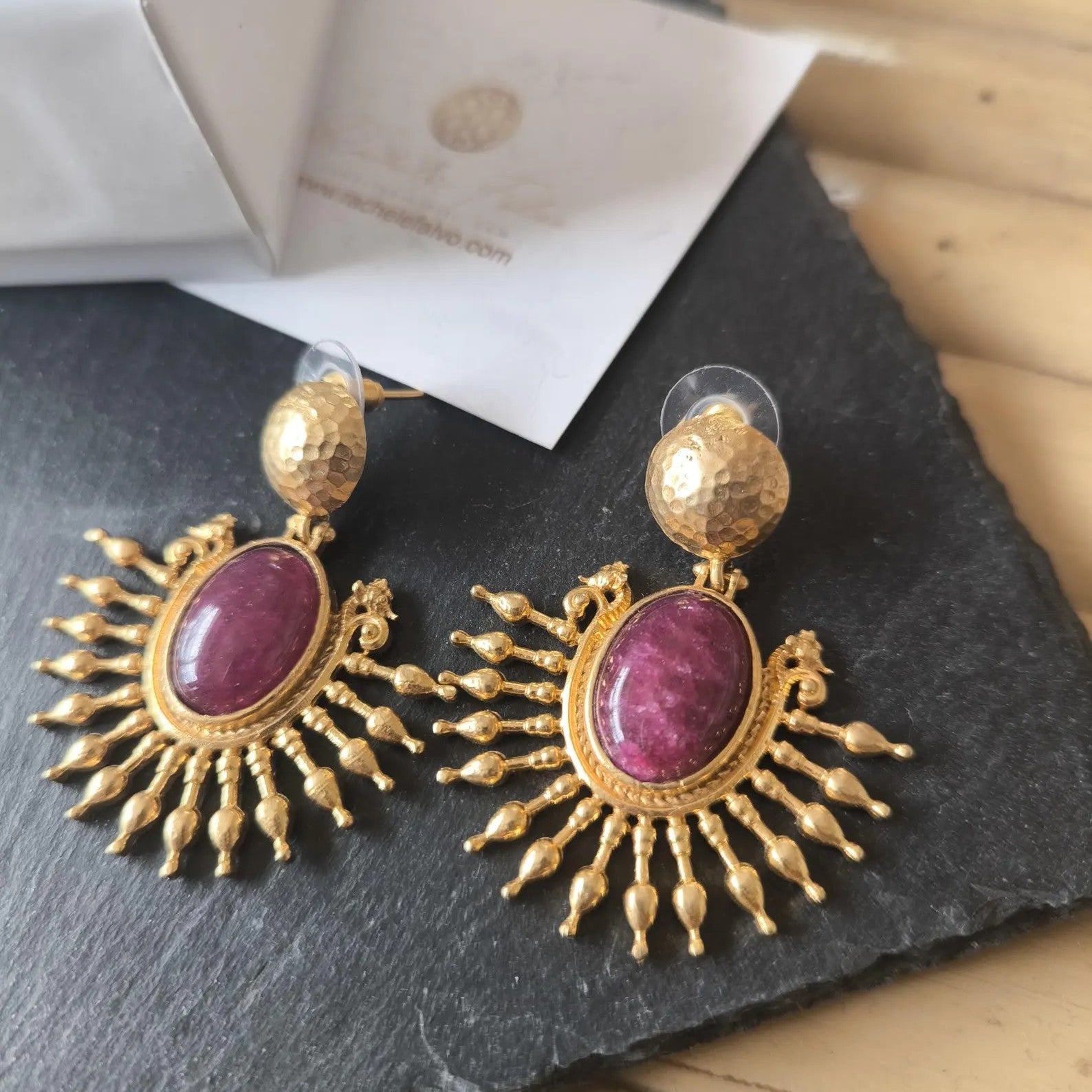 Orecchini stile etrusco in oro galvanizzato su bronzo con diaspri rossi Imperiali naturali