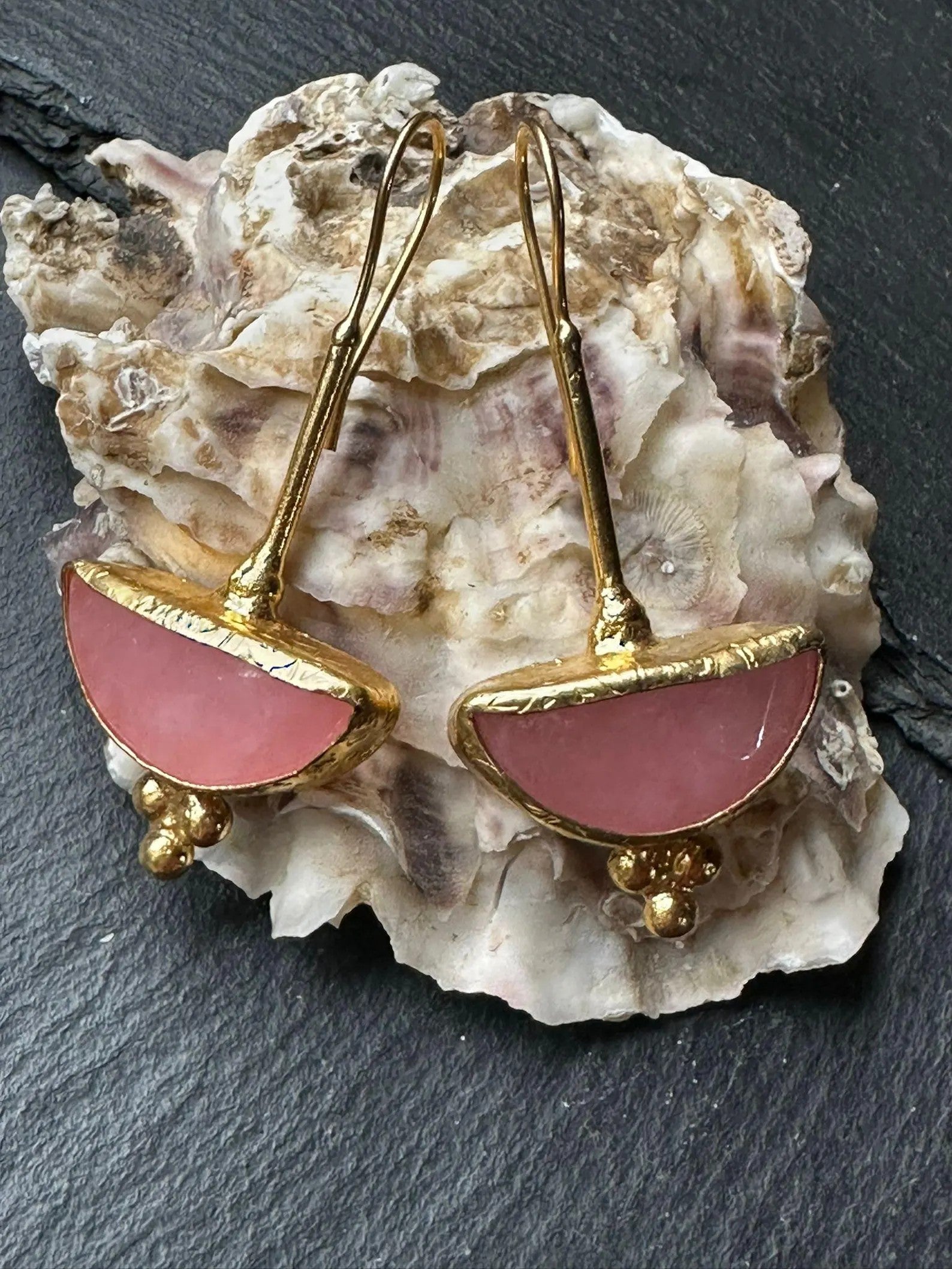 Orecchini etruschi oro su bronzo con quarzi rosa naturali sfaccettati