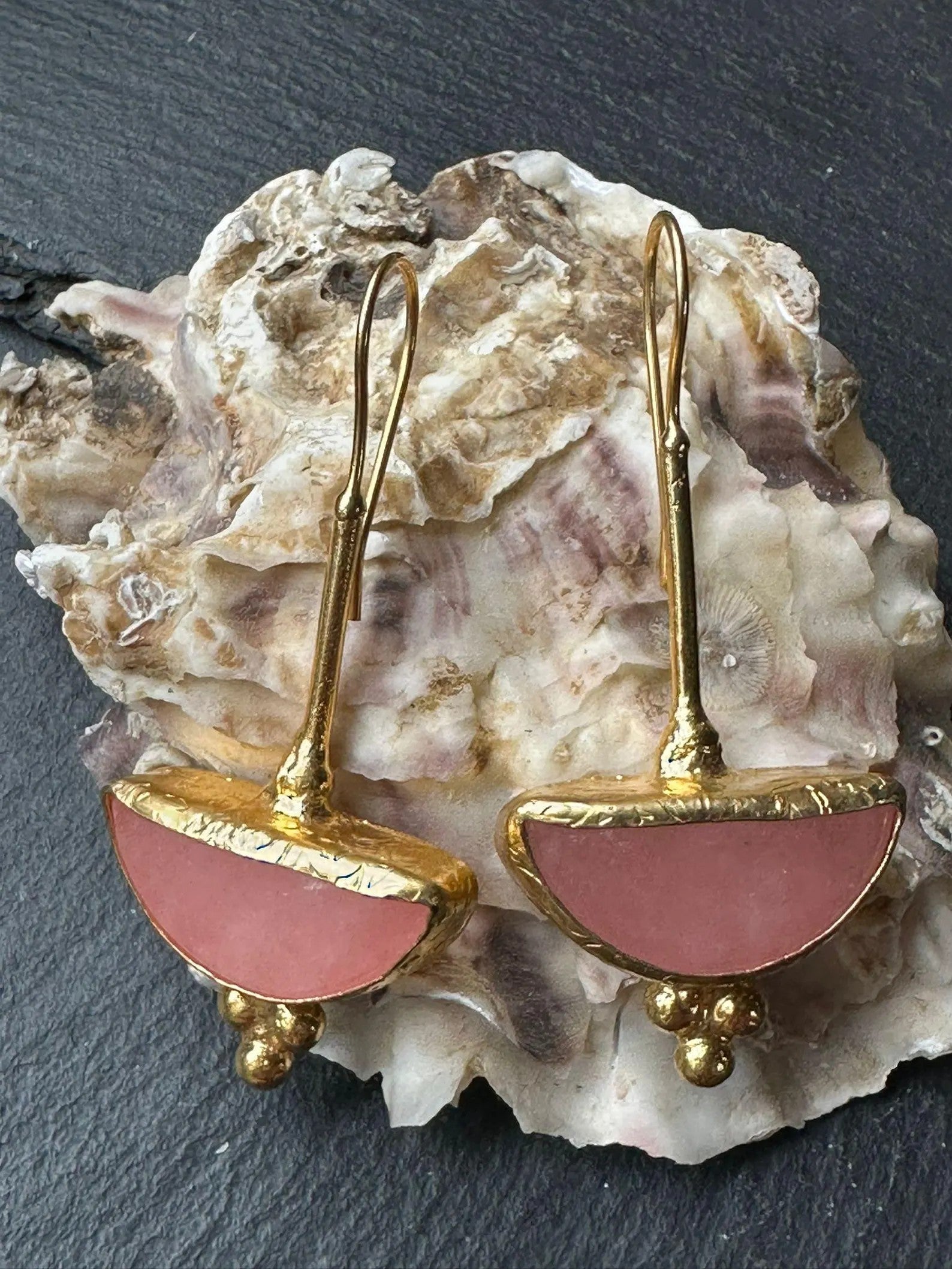 Orecchini etruschi oro su bronzo con quarzi rosa naturali sfaccettati