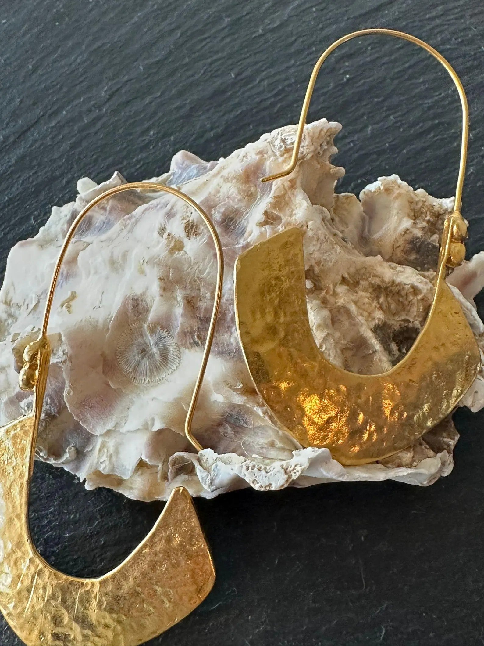Orecchini etruschi in oro su bronzo realizzati a mano con tecnica della battitura