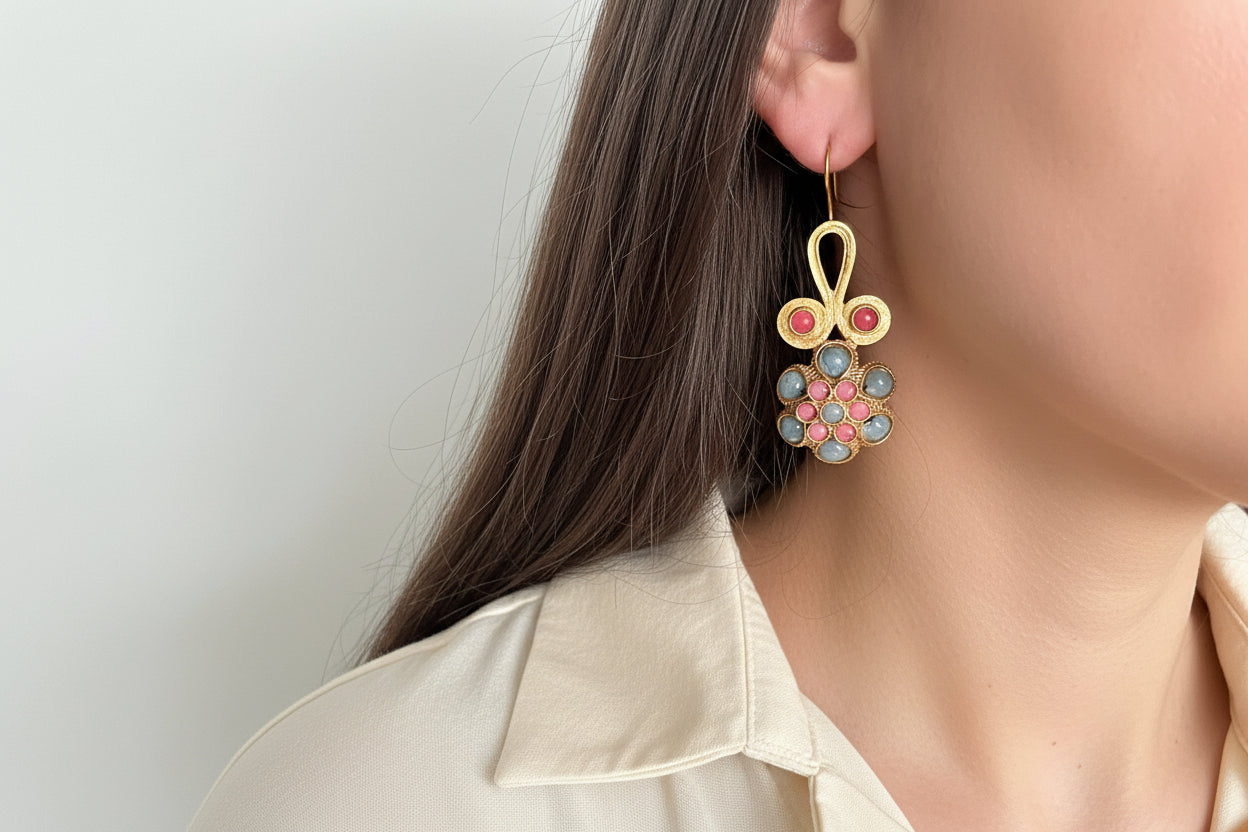Orecchini stile Etrusco in oro opaco su bronzo con topazi blu e coralli rosa 5,5 cm