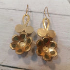 Orecchini stile Etrusco in oro opaco su bronzo con topazi blu e coralli rosa 5,5 cm