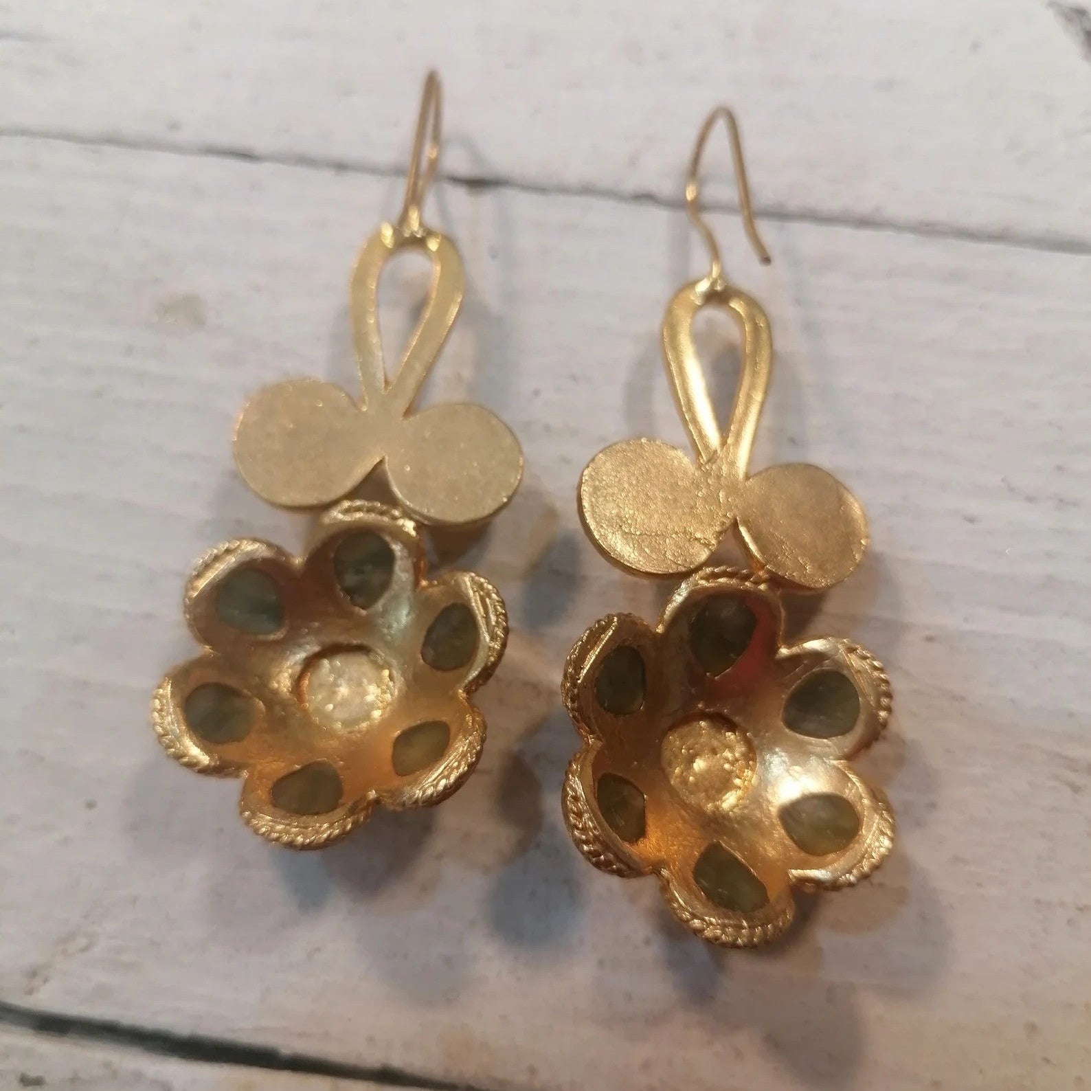 Orecchini stile Etrusco in oro opaco su bronzo con topazi blu e coralli rosa 5,5 cm