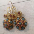 Orecchini stile Etrusco in oro opaco su bronzo con topazi blu e coralli rosa 5,5 cm
